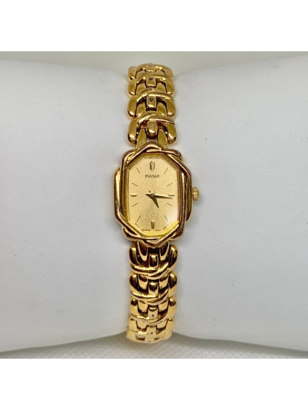Pulsar vintage Women's Dress gold tone Watch V400-6120 quartz Japan 16mm running